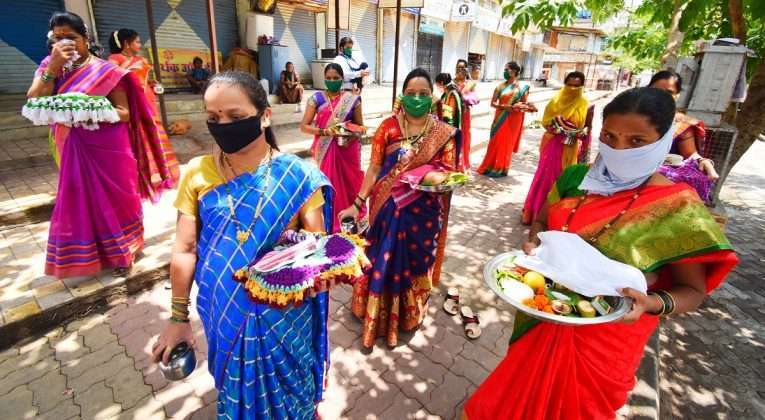 vat purnima 2020 women celebrated Vat Pournima by wearing masks and follow social distance
