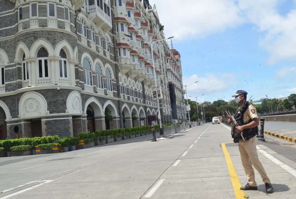 Photo: धमकीच्या कॉलनंतर ताज हॉटेल बाहेर वाढवली सुरक्षा!