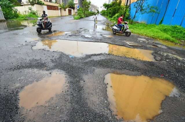 virar pothole on the road in the rain