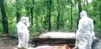 Woman Lights Funeral Pyre Of Husband While Wearing PPE Kit In odisha