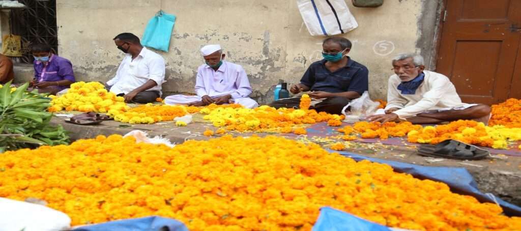 Photo: ठाण्यात दसऱ्याच्या मुहूर्तावर झेंडूच्या फुलांनी बाजार बहरले