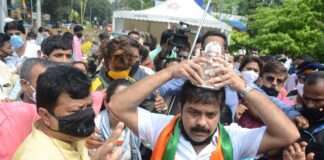 social distancing violation in bjp protest at mumbai siddhivinayak temple