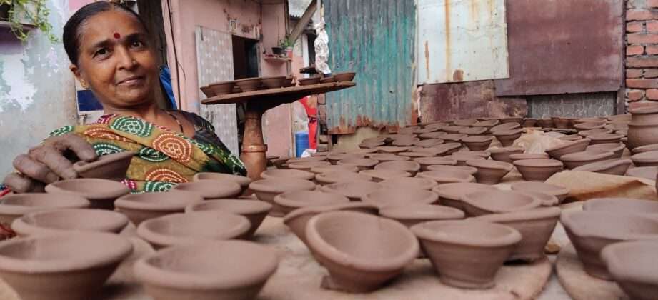 Therefore, since Diwali is just a few days away, the women of Dharavi have prepared pottery for sale.