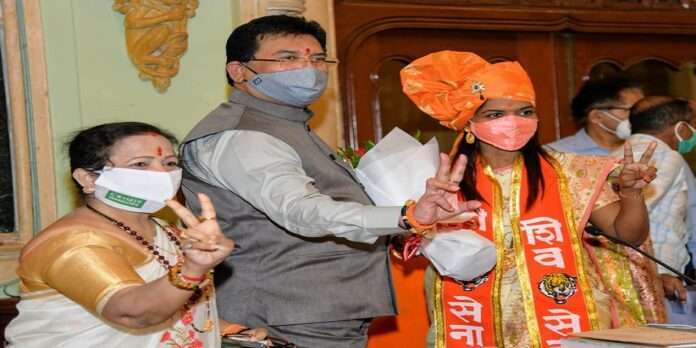 BJP again clean bold on Uddhav Thackeray's googly