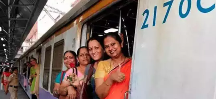 women in mumbai local train