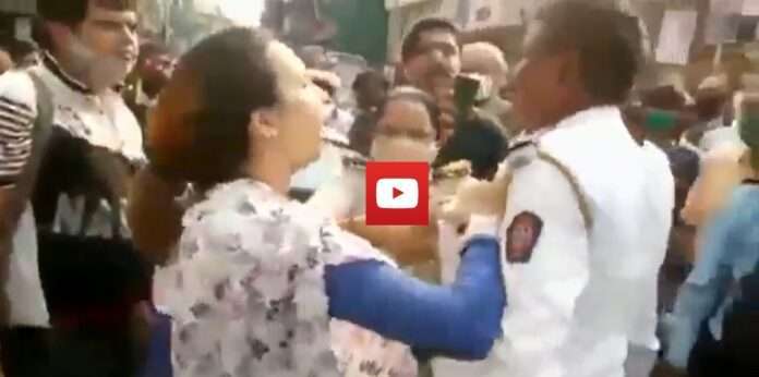 women beaten up traffic police in mumbai video viral