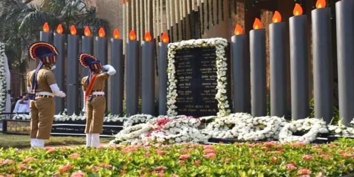 chief minister uddhav thackeray paid tributes to martyrs on 26/11 attack