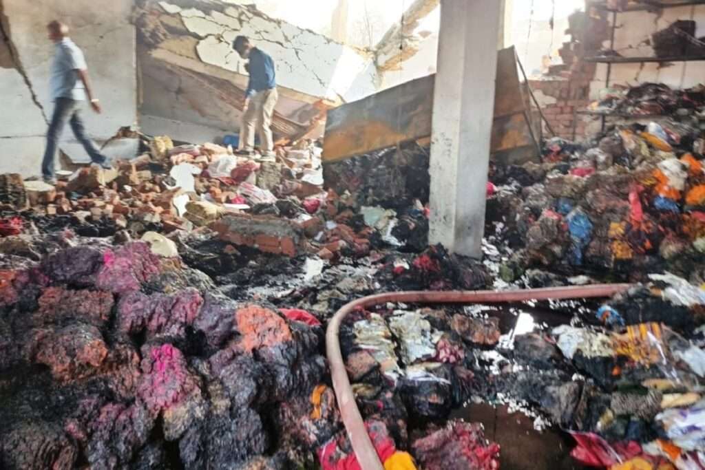 अहमदाबादमध्ये बॉयलरचा स्फोट होऊन गोदामाचे छत कोसळले; ९ कामगारांचा मृत्यू