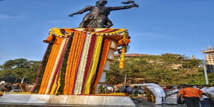 maharashtra hutatma smruti din 2020 cm uddhav thackeray pays floral tributes at hutatma smarak in mumba