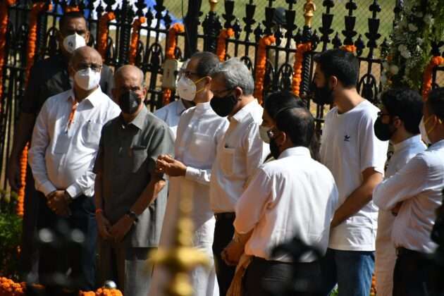Shiv Sena senior leader Manohar Joshi and MP Sanjay Raut also greeted Balasaheb.
