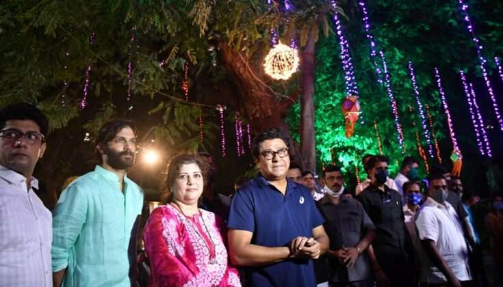Raj Thackeray at Shivaji Park with family