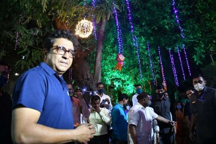 Raj Thackeray at Shivaji Park with people