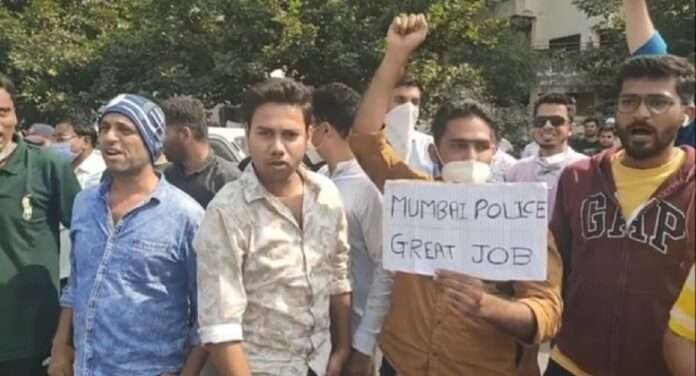 people shouting slogans against arnab goswami
