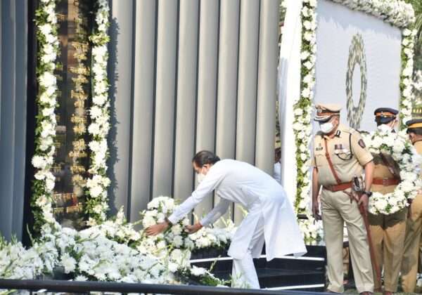 chief minister uddhav thackeray paid tributes to martyrs on 26/11 attack