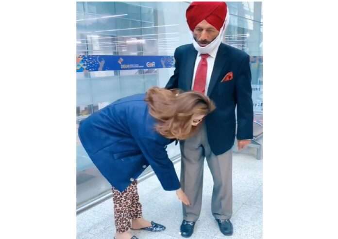 actress urvashi rautela touched her feet on seeing milkha singh at the airport the video viral on social media