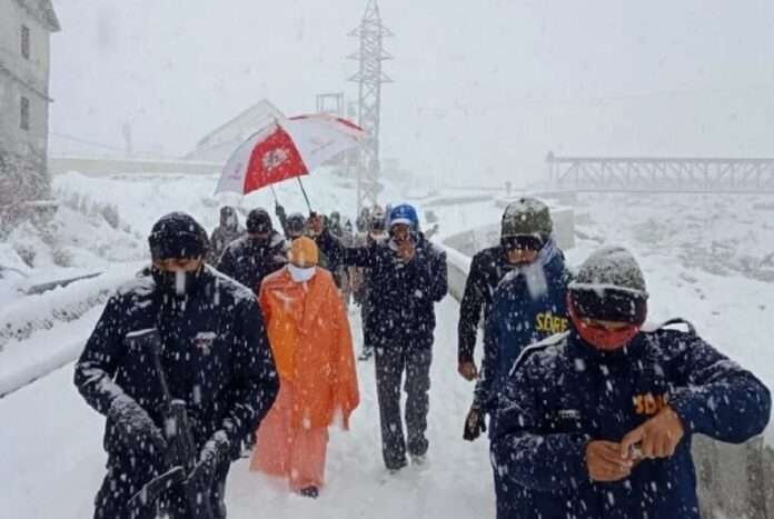 Up CM Yogi and Uttarakhand Chief Minister Trivendra Singh Rawat Trapped in Kedarnath Due to Heavy Snowfall