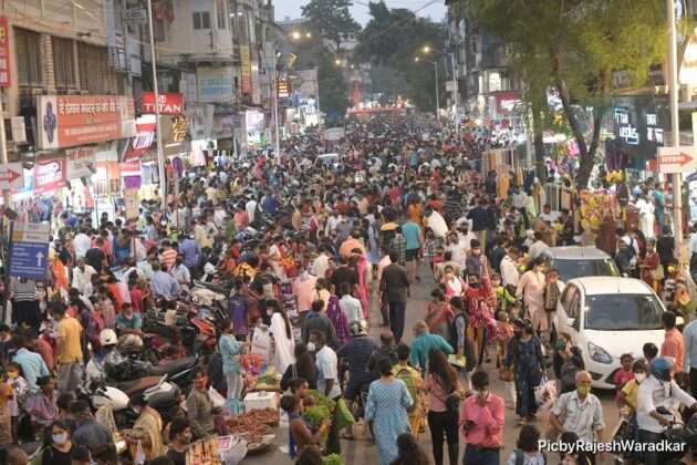 Huge crowd of people in Dadar for Diwali shopping 5