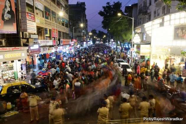 Huge crowd of people in Dadar for Diwali shopping 10