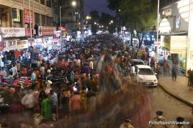 Huge crowd of people in Dadar for Diwali shopping 6
