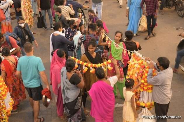 Huge crowd of people in Dadar for Diwali shopping 1