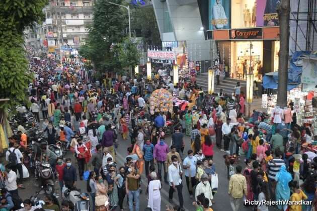 Huge crowd of people in Dadar for Diwali shopping 2