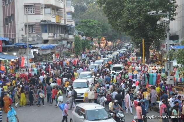 Huge crowd of people in Dadar for Diwali shopping 8