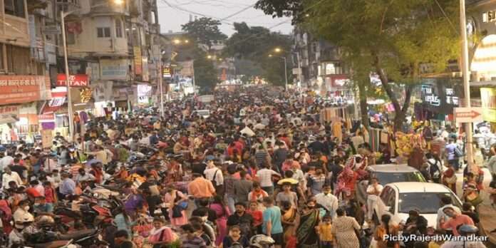 Huge crowd of people in Dadar for Diwali shopping