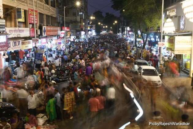 Huge crowd of people in Dadar for Diwali shopping 7