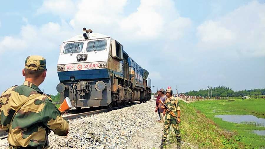 पाकिस्तानमुळे बंद असलेला भारत – बांग्लादेश दरम्यानचा रेल्वेमार्ग ५५ वर्षांनी होणार खुला