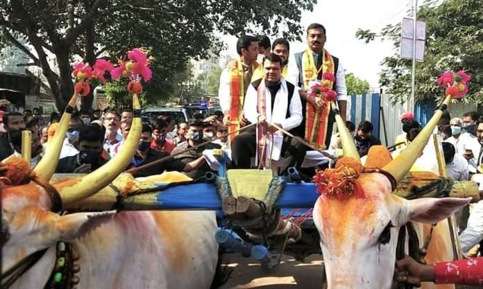 bjp leader devendra fadnavis targets cm uddhav thackeray over farmers issue