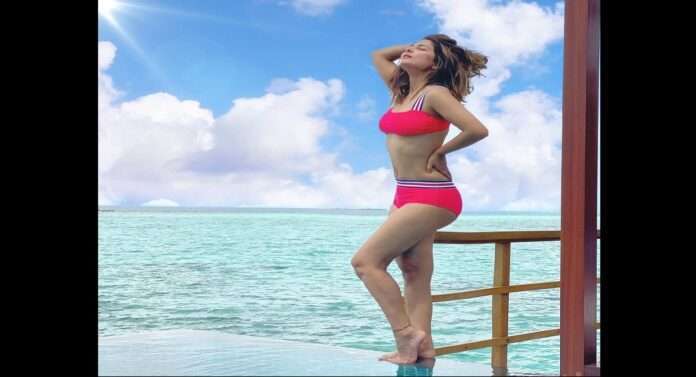 bigg boss fem hina khan pink bikini photo viral