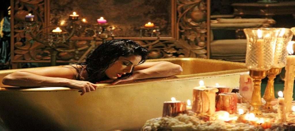 Sunny Leone चे गोवा वॅकेशनचे बाथटब फोटो व्हायरल