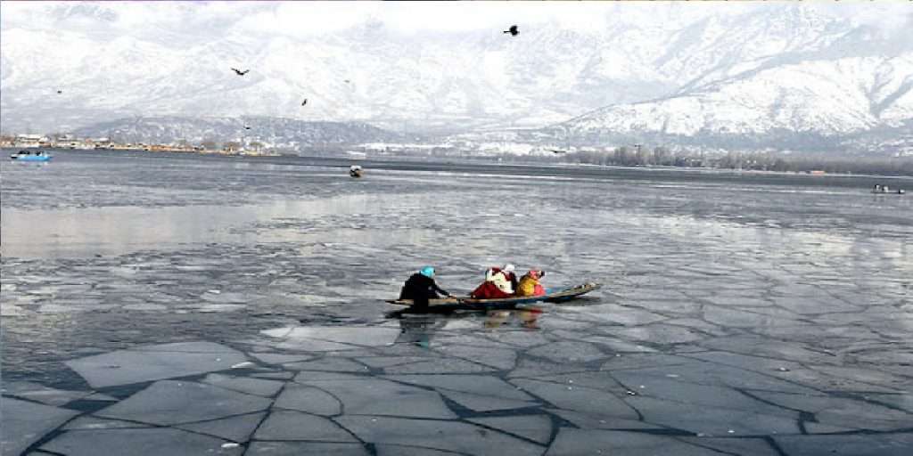श्रीनगरमध्ये कडाक्याच्या थंडीने गोठला तलाव