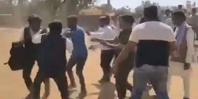 Congress workers beat man fiercely for slapping Narendra Modi Zindabad slogan