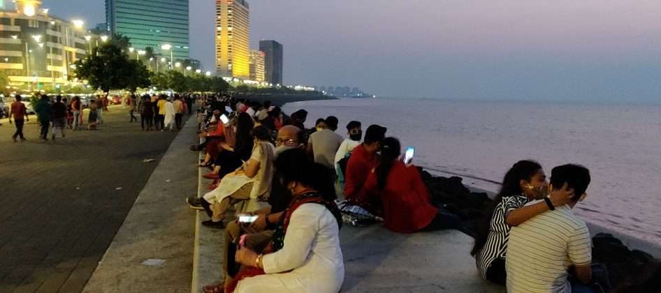 mumbai valentine's day special Crowds of couples on Marine Lines