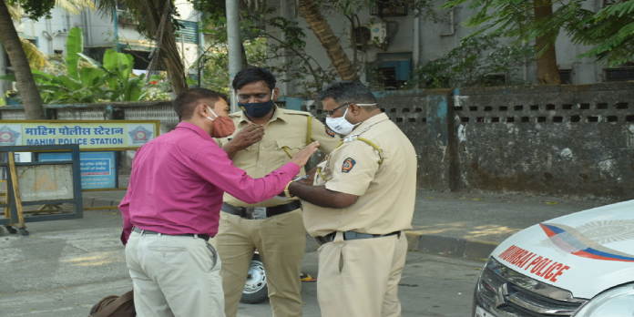 If you don't have a mask, Mumbai Police will charge you Rs. 200