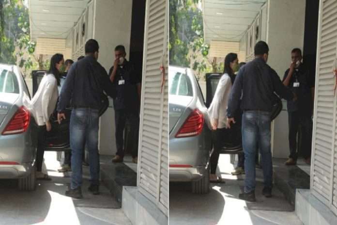 bollywood actor kareena kapoor khan clinic check up photo viral