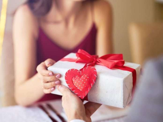 valentine day special What types of gifts to give girlfriend and boyfriend on valentine day