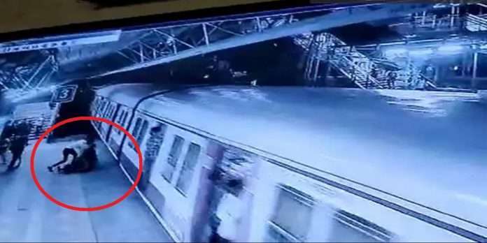 mumbai man tried to push girlfriend in front of moving train at khar railway station