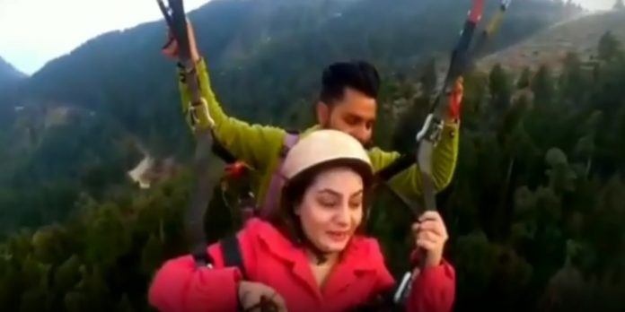 young lady paragliding viral video in himachal pradesh
