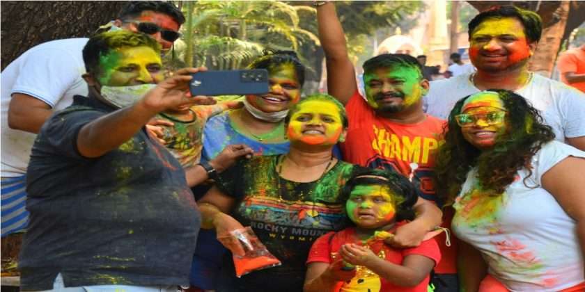 Mumbaikars celebrate Holi with Corona!