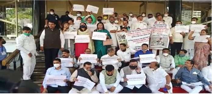 Maharashtra Assembly Budget Session 2021 : bjp protest on issue of government provide fund to framers loss in natural calamities