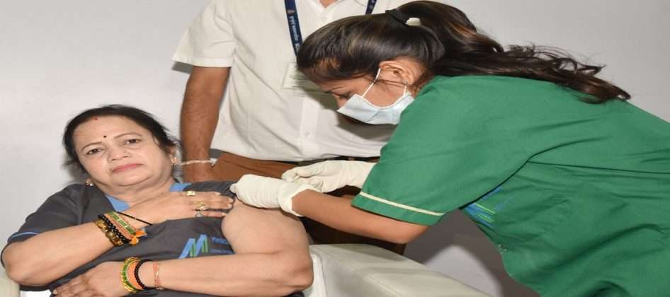 The second phase of corona vaccination in the country,kishori pednekar takes corona dose