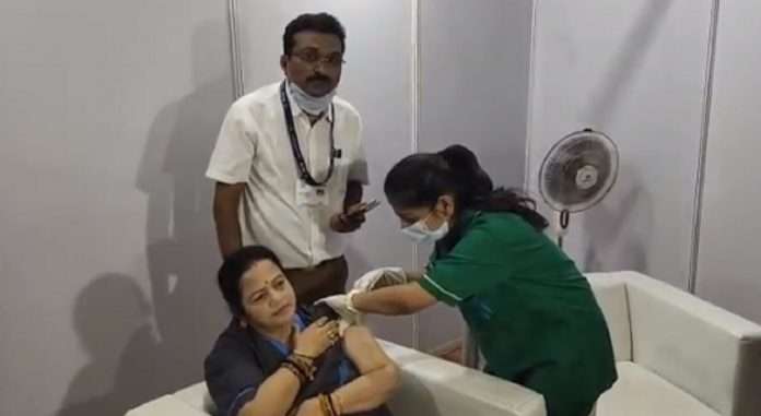 mumbai mayor kishori pednekar took her first corona vaccine dose