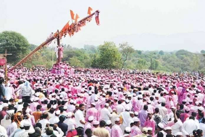 corona social distance rules violated in bavdhan crowd of devotees arrange Bagad Yatra