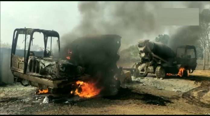 Chhattisgar Naxals set fire to five vehicles engaged in the construction of a water filter plant