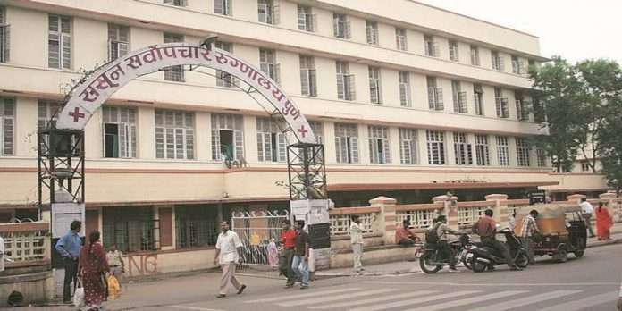 three corona patients are being treated in one bed in sassoon hospital