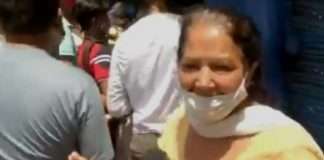 delhi lockdown women purchase liquor shop in shivpuri geeta colony
