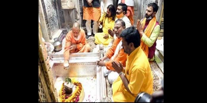 Yogi Adityanath visited Gorakhpur, performed Rudrabhishek in Gorakhpur temple to destroy Corona
