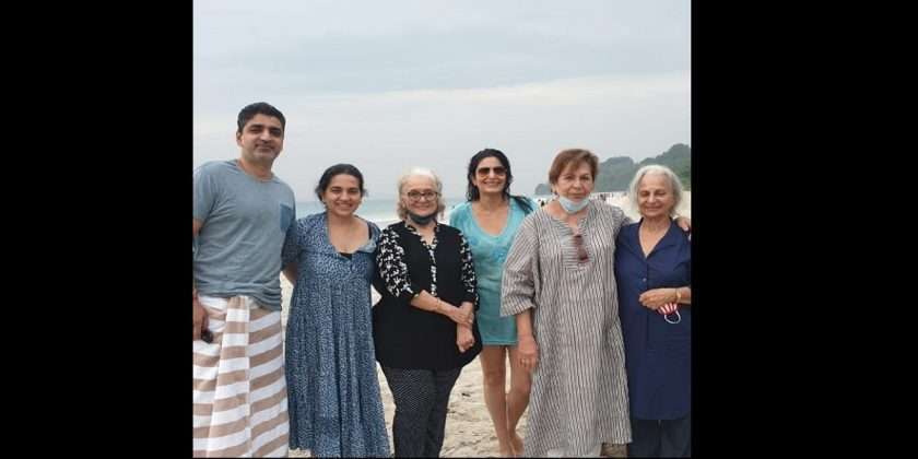 Asha Parekh, Waheeda Rehman, Helen are enjoying vacation recreating 'Dil Chahta Hai' scene!